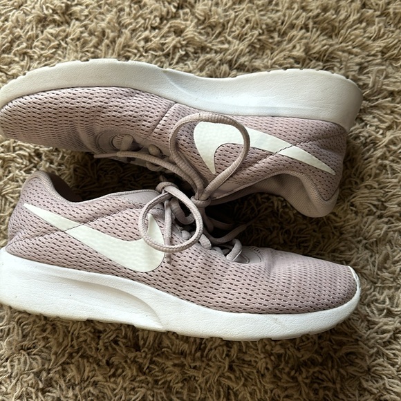 Light pink Nike tennis shoes - Picture 3 of 3